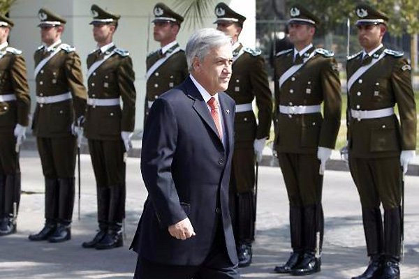 Piñera propone profundas reformas a Carabineros en su eventual gobierno