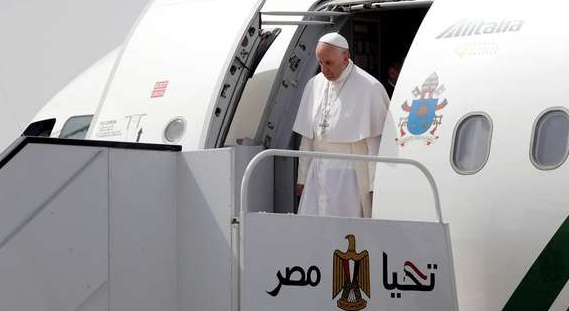 Papa Francisco llega a Egipto en medio de fuertes medidas de seguridad