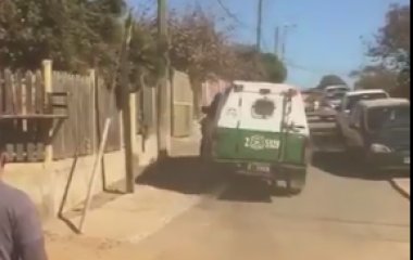 Video: Roban furgón a Carabineros en La Ligua y lo persiguen corriendo