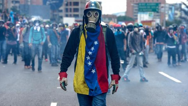 Oposición venezolana presenta nuevas formas de protestas con excrementos y desnudos