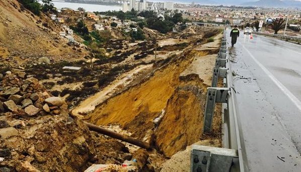Gigantesco socavón se registra a las afueras de La Herradura en Coquimbo