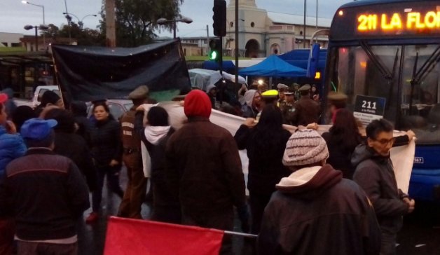 Manifestaciones y barricadas se registraron en la comuna de La Granja
