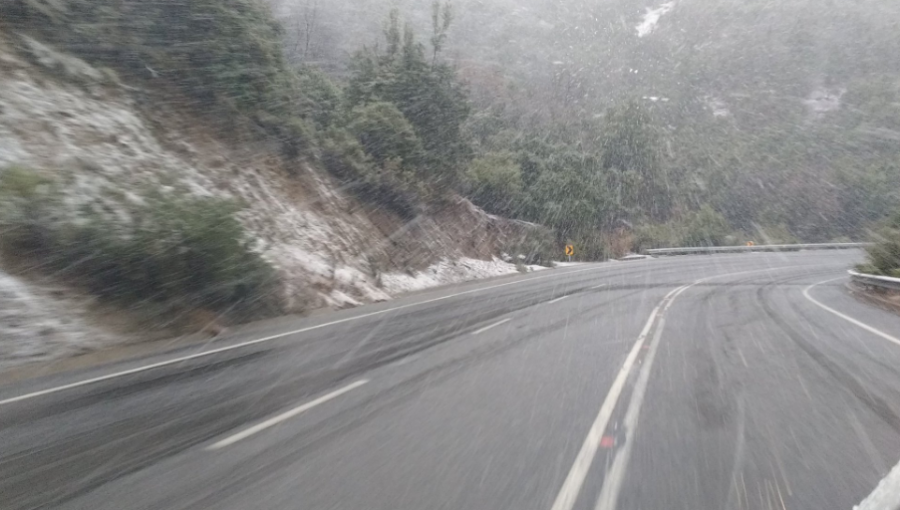 Foto: Sorpresa por la presencia de nieve en cuesta La Dormida