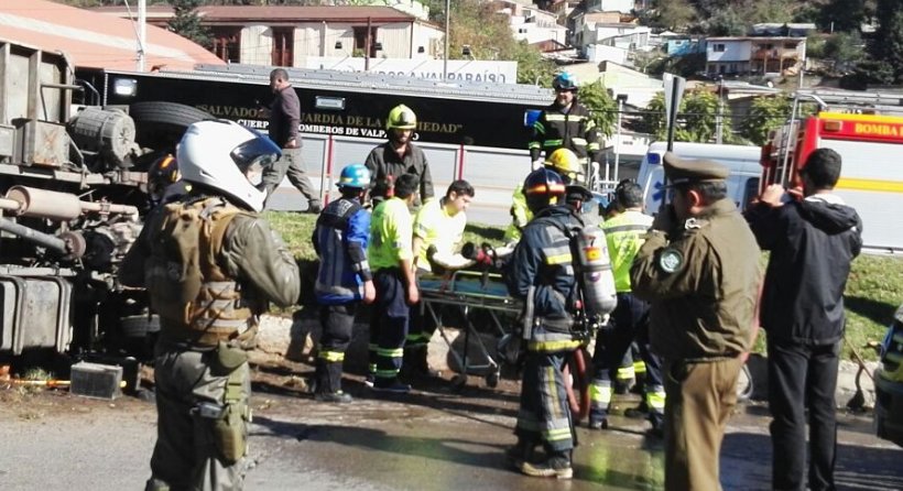 Camión y vehículo se vuelcan en accidente en calle Santos Ossa de Valparaíso