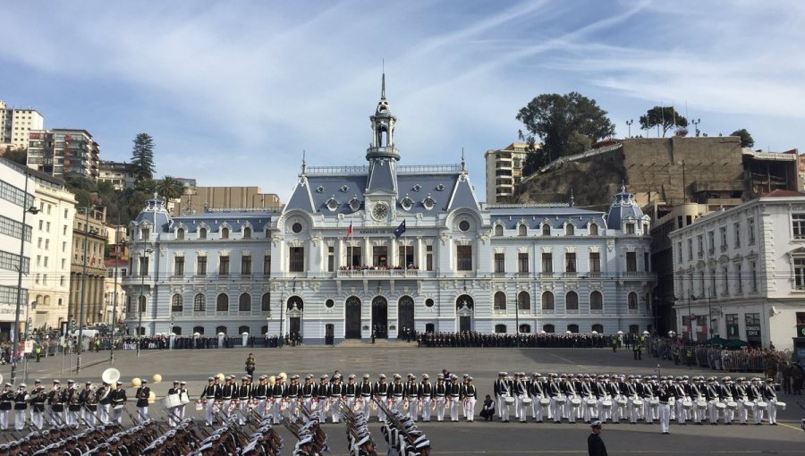 Más de dos mil uniformados desfilaron en Valparaíso en homenaje a Glorias Navales