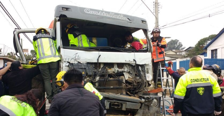 Personas quedan atrapadas tras violenta colisión de camiones en Cartagena