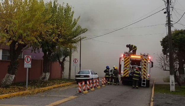 Incendio afectó a Liceo Arturo Alessandri Palma en la región del Maule