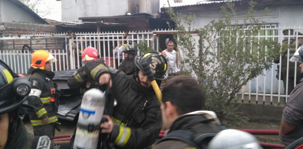 Violento incendio deja tres casas destruidas y más de 10 damnificados en Recoleta