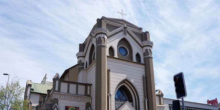 Hombre rayó con spray fachada en la Iglesia de la Gratitud Nacional