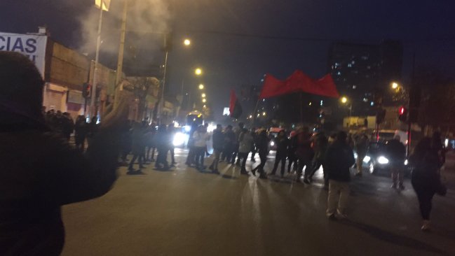 Manifestantes del Movimiento Ukamau interrumpen el tránsito en la Alameda