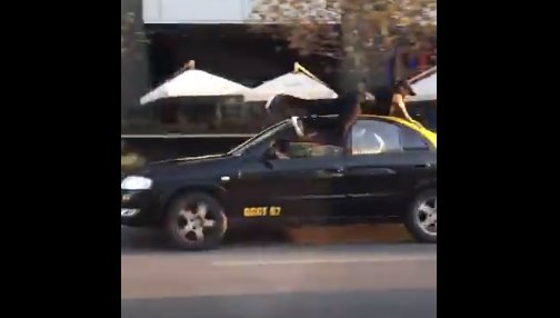 Video: Taxista atropella a un joven en las cercanías del Costanera Center