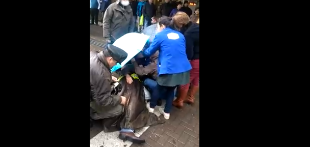 Por fuertes vientos, letrero metálico cae encima de una persona en Concepción