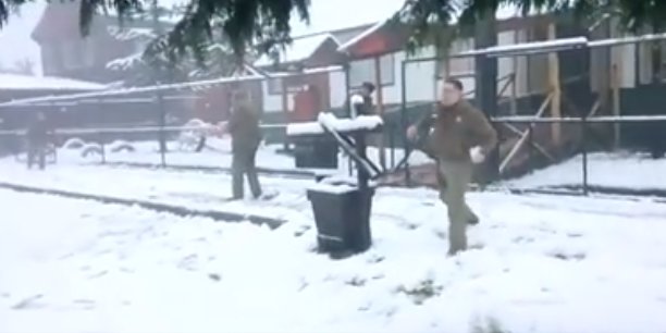 Video: Obreros y Carabineros protagonizan “guerra de nieve” en Aysén