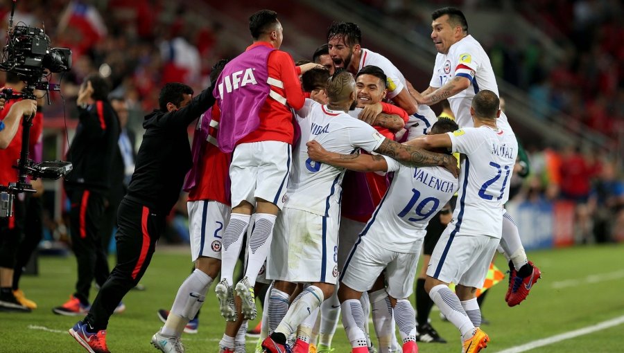 Chile debuta con un triunfo de 2 a 0 ante Camerún en Copa Confederaciones