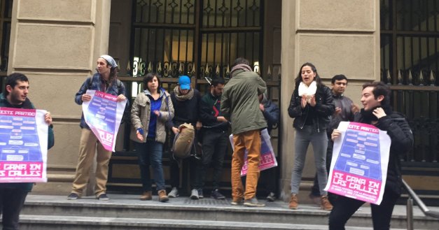 Estudiantes de la Confech protestaron a las afueras del Ministerio de Hacienda