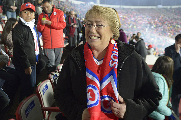 Presidenta Bachelet felicitó a los jugadores de la Roja tras partido contra Alemania