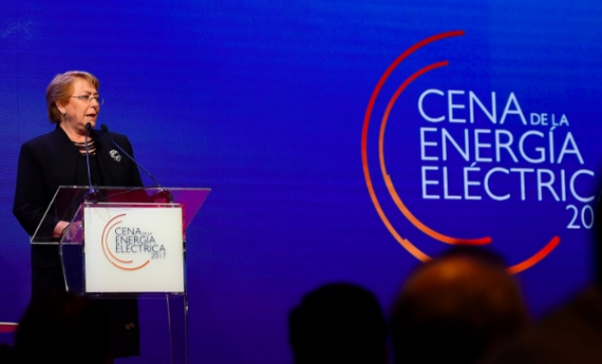 Bachelet critica a empresas eléctricas por demoras en la reposición del suministro