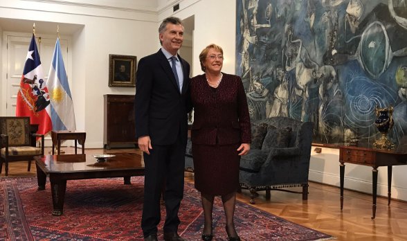 Presidente argentino Mauricio Macri llega a Chile para firmar acuerdos bilaterales