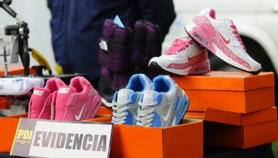 Detienen a mujer que vendía zapatillas deportivas falsas en redes sociales