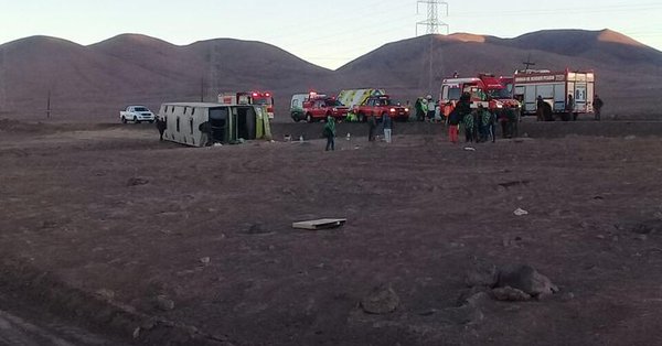 Tur Bus vuelca de madrugada en el norte del país dejando cinco personas heridas