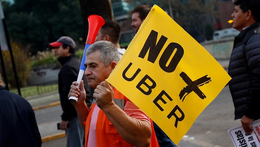 Nueva protesta de taxistas en diferentes puntos de Santiago contra "Ley Uber"