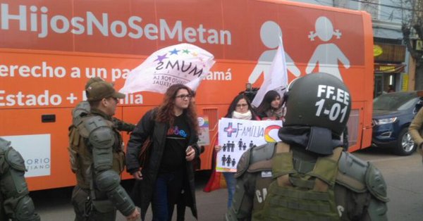 Duras manifestaciones y peleas callejeras deja paso de Bus de la Libertad en Valparaíso