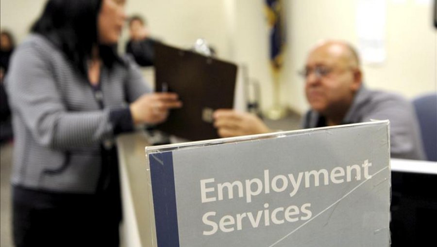 Solicitudes de subsidios por desempleo en EEUU caen por primera vez en un mes