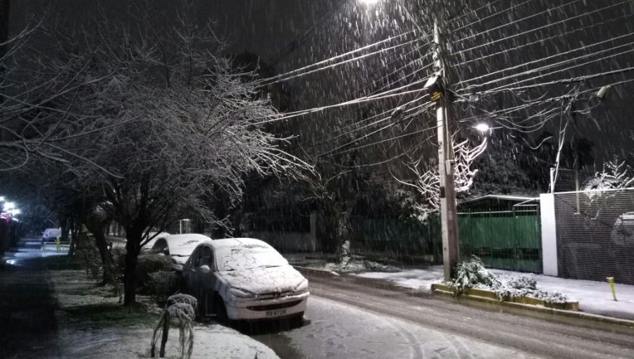 Santiago y alrededores viven su mayor nevada en más de 10 años