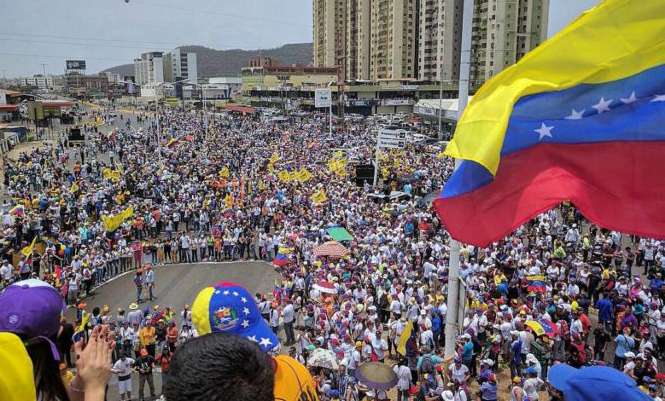 Venezolanos votan masivamente en plebiscito contra Gobierno de Maduro