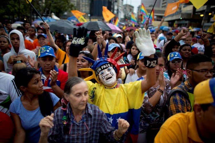 Venezolanos votan en plebiscito contra Gobierno de Maduro