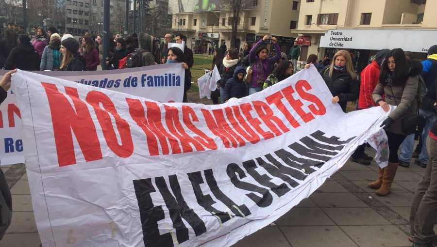 #YaNoEstanSolos : Cientos personas marchan por los niños del Sename en Santiago y regiones