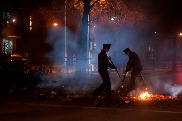 Masivas protestas y barricadas en calles de Santiago por vecinos sin luz en sus hogares