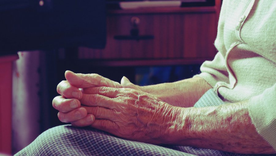Mujer de 102 años muere tras no recibir oxigeno por tener luz cortada en Santiago