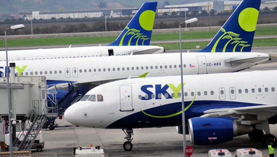 Avión de SKY hace aterrizaje de emergencia en Aeropuerto Torquemada de Con Con