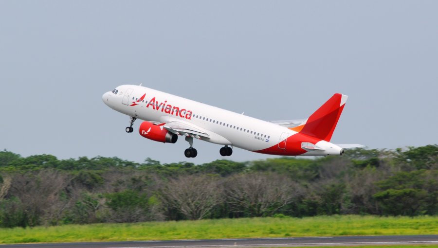 Aerolínea Avianca adelanta suspensión de vuelos a Venezuela