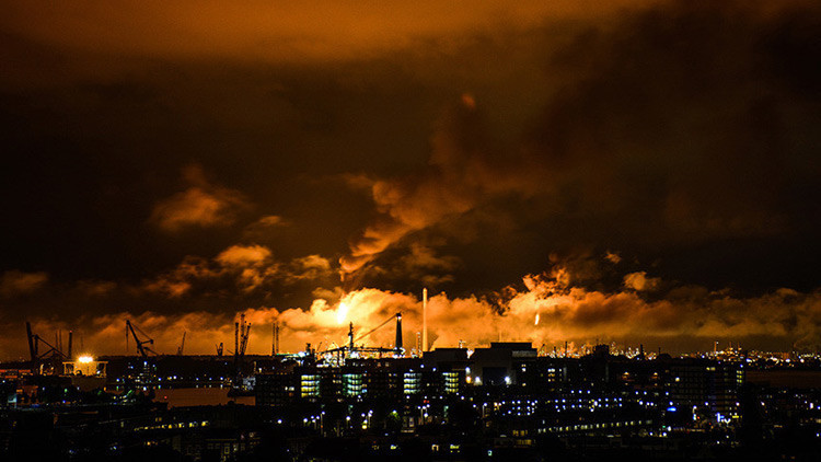 Shell cierra temporalmente la mayor refinería de Europa tras gran incendio