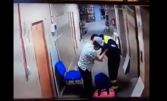Difunden vídeo en donde paramédico agrede a mujer embarazada en una clínica de Valparaíso