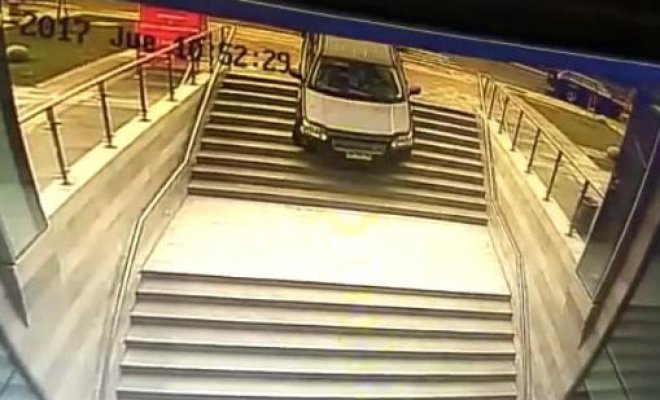 Mujer confunde entrada a estacionamiento de edificio y destruye entrada peatonal