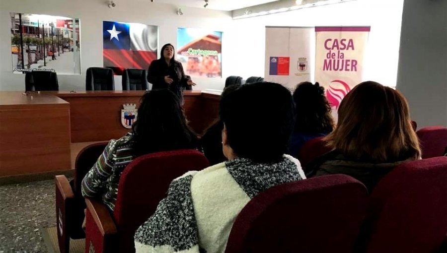 Capacitan a mujeres de Cartagena sobre materias previsionales y beneficios del Pilar Solidario