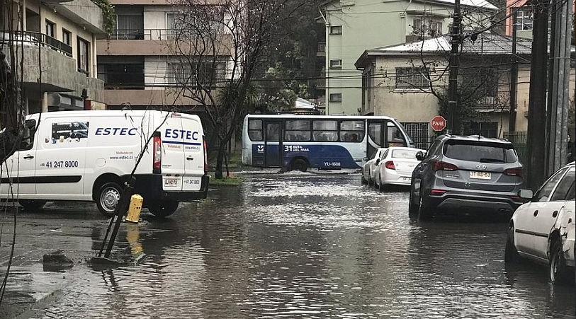 Sistema frontal es calificado como "diluvio" en Concepción: Anegamientos y cortes de luz en la ciudad