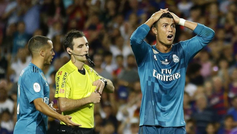 Ronaldo, suspendido cinco partidos por empujar a árbitro en Supercopa de España
