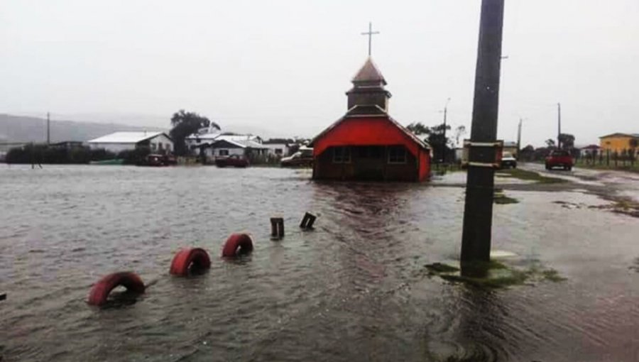 Intensas lluvias provocan desborde río Cucao en Isla de Chiloé