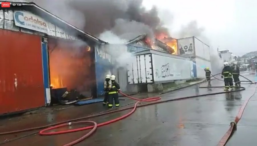 Violento incendio arrasa con principal procesadora de mariscos de Dalcahue