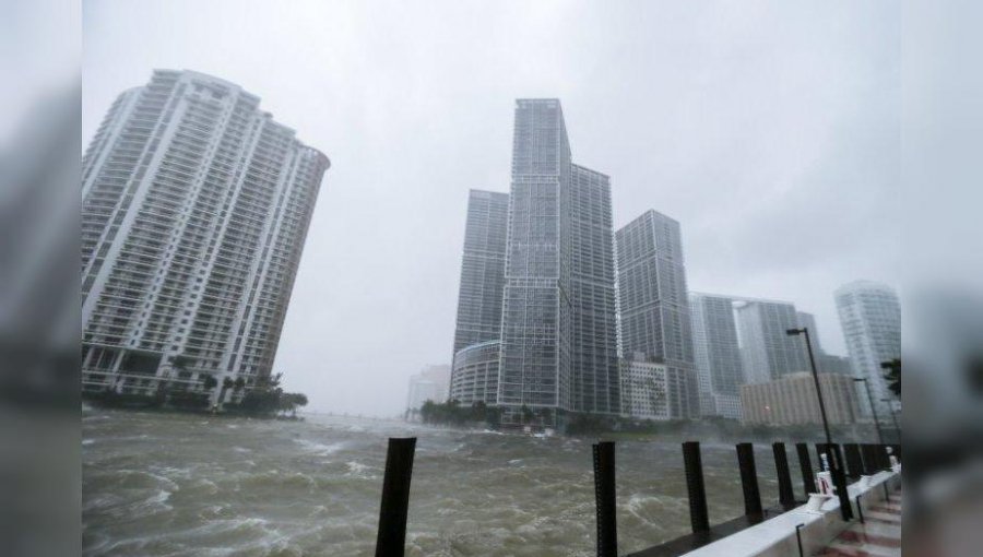 Debilitado pero todavía potente huracán Irma apunta a la Costa del Golfo de Florida