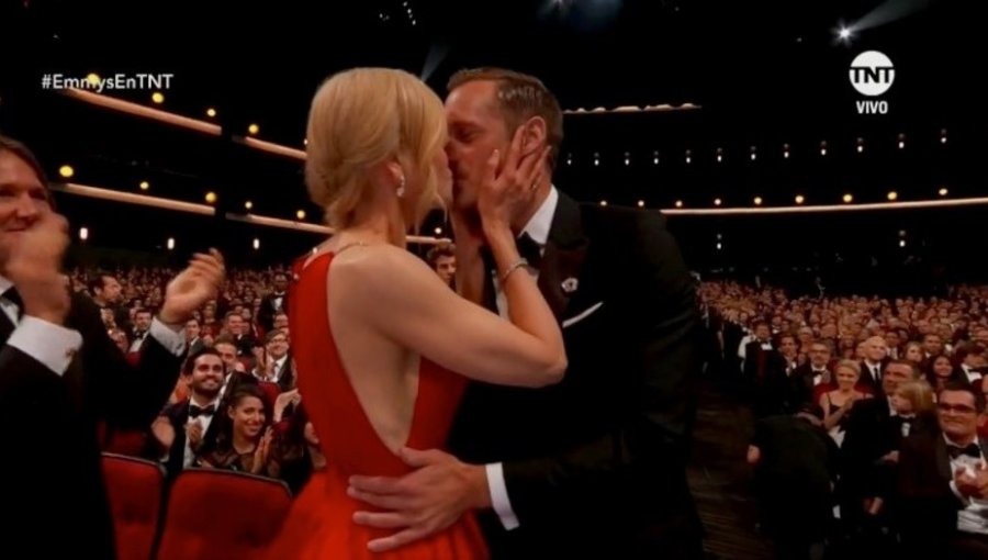 El polémico beso en la boca de Nicole Kidman a Alexander Skarsgård en los Emmy 2017