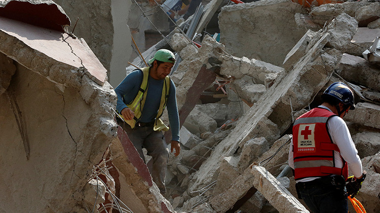 Se derrumba un colegio y hay niños atrapados tras el terremoto en México