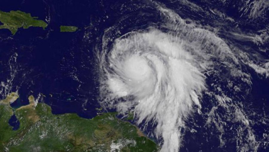Huracán María azota Dominica y avanza hacia Puerto Rico e Islas Vírgenes de EEUU