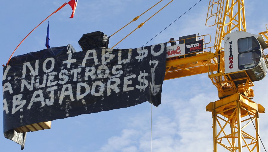 Obreros mantienen huelga de hambre sobre tres grúas pluma en Concepción