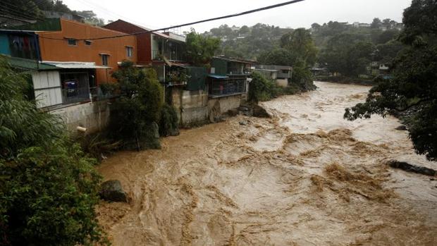 Huracán Nate se fortalece y avanza hacia EEUU tras dejar 27 muertos en Centroamérica