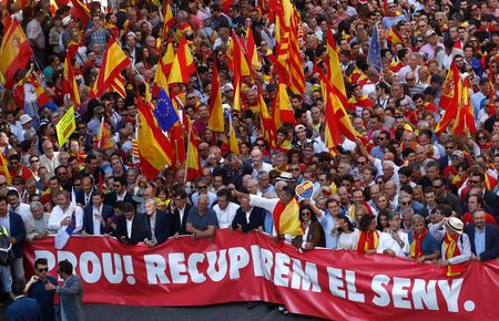 Decenas de miles de personas claman en Barcelona contra la independencia de Cataluña